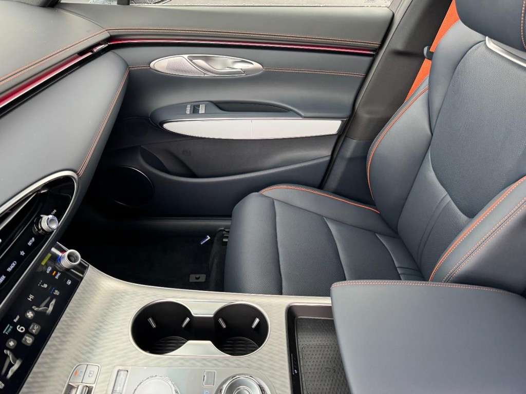 Genesis GV70 Vehicle Full-screen Gallery Image 09