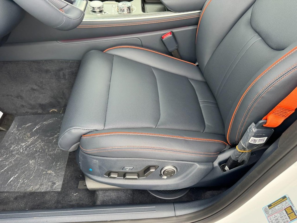 Genesis GV70 Vehicle Full-screen Gallery Image 10