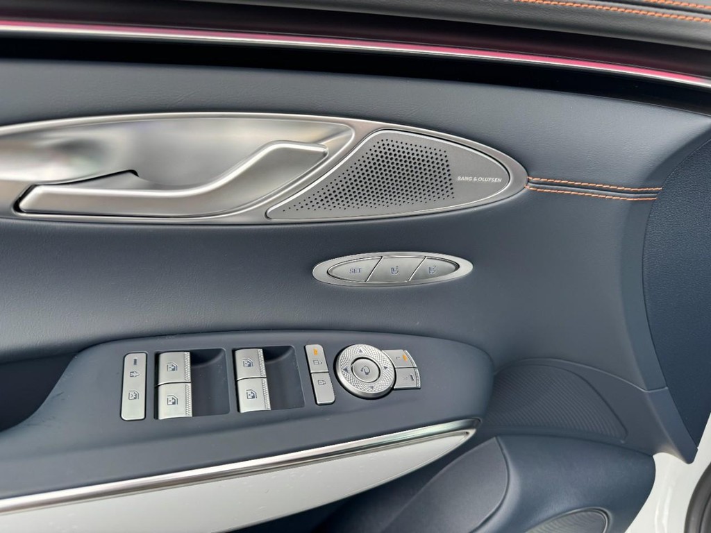 Genesis GV70 Vehicle Full-screen Gallery Image 11