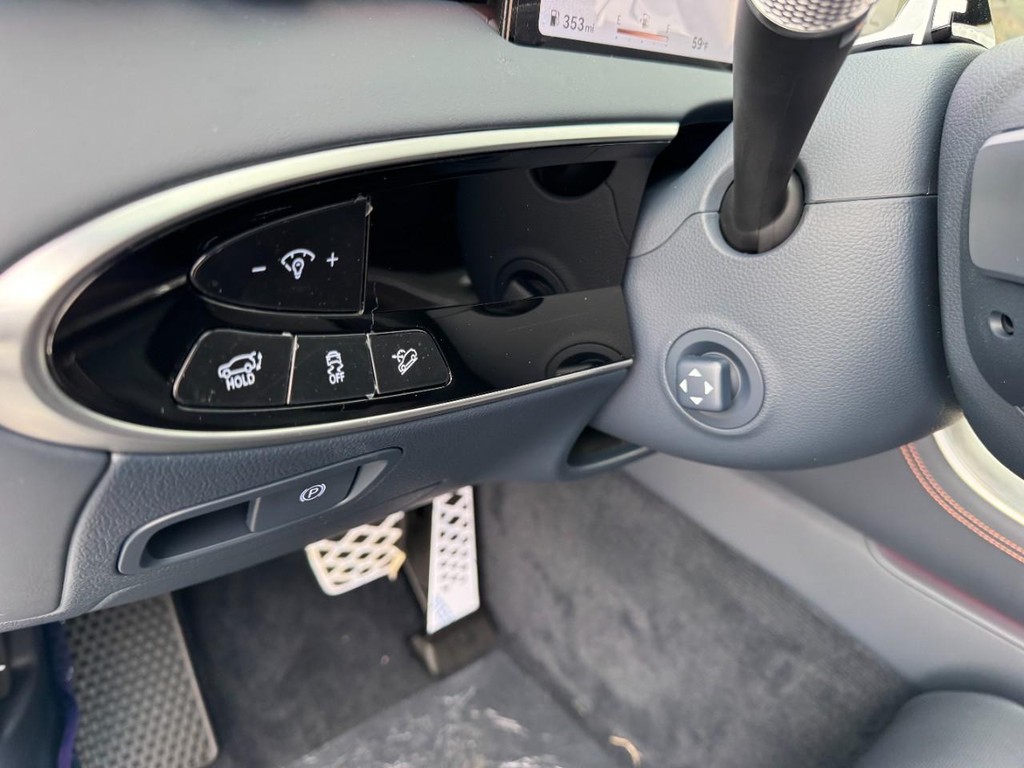 Genesis GV70 Vehicle Full-screen Gallery Image 12