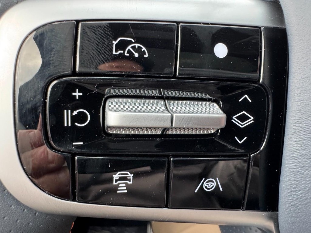 Genesis GV70 Vehicle Full-screen Gallery Image 13