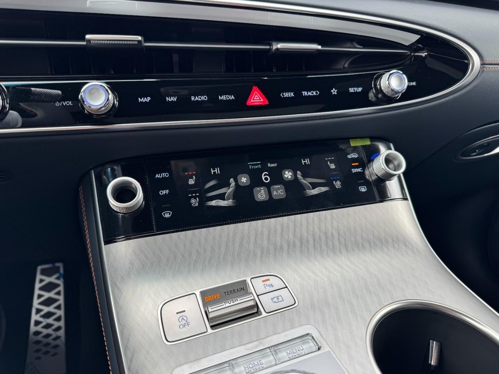 Genesis GV70 Vehicle Full-screen Gallery Image 15