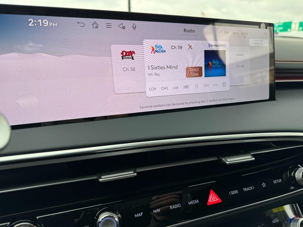 Genesis GV70 Vehicle Full-screen Gallery Image 16