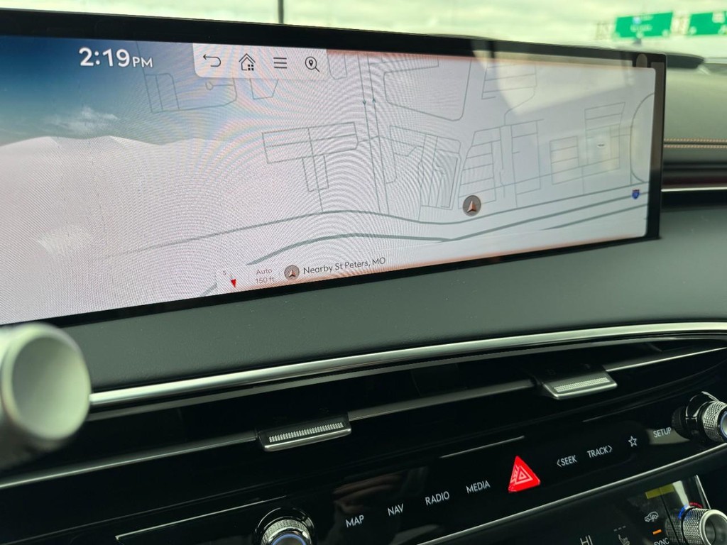 Genesis GV70 Vehicle Full-screen Gallery Image 17