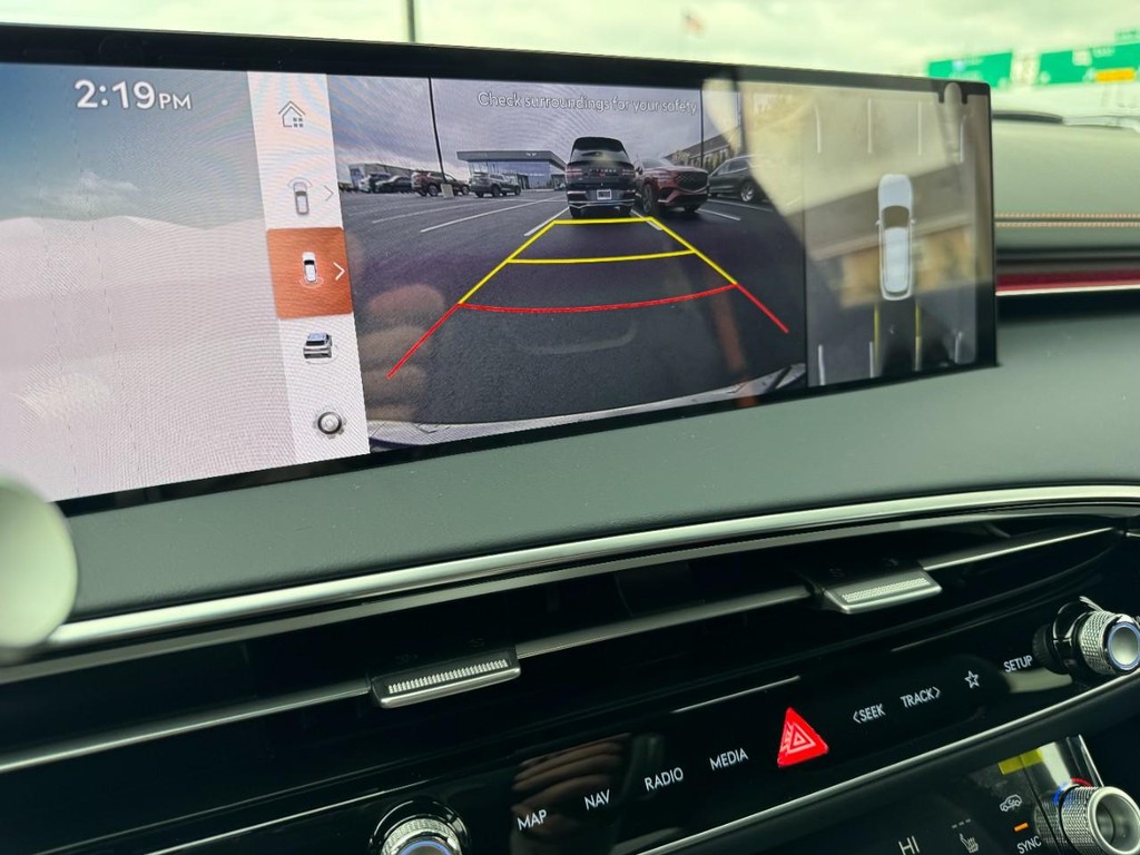 Genesis GV70 Vehicle Full-screen Gallery Image 18