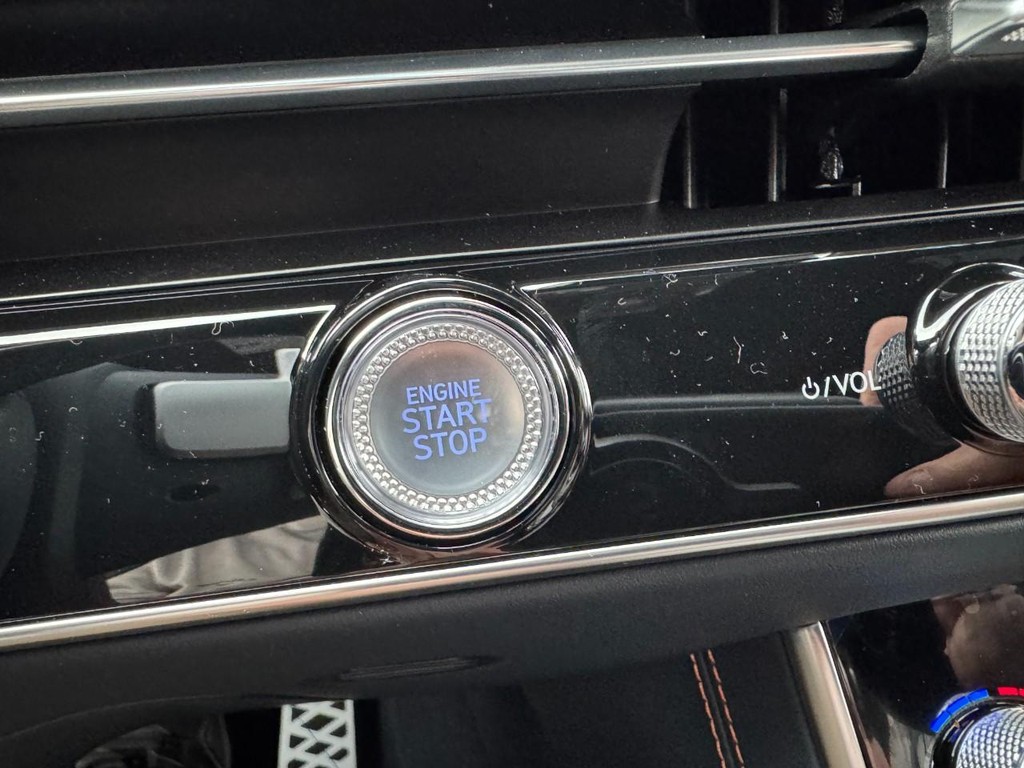 Genesis GV70 Vehicle Full-screen Gallery Image 19