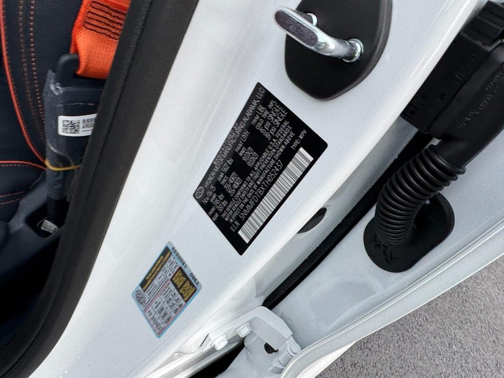 Genesis GV70 Vehicle Full-screen Gallery Image 20