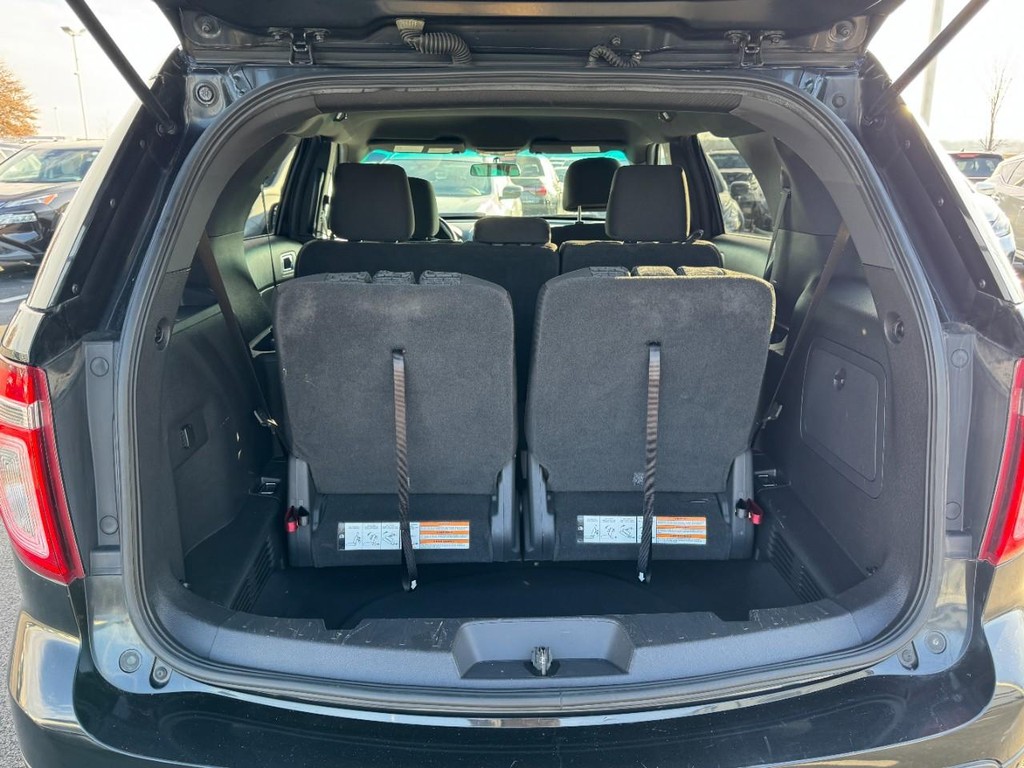 Ford Explorer Vehicle Full-screen Gallery Image 06