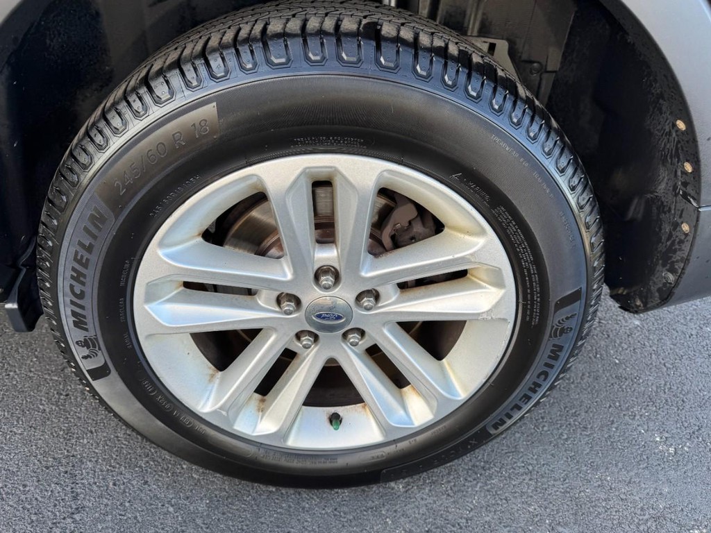 Ford Explorer Vehicle Full-screen Gallery Image 07