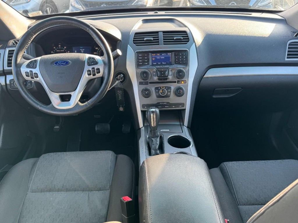 Ford Explorer Vehicle Full-screen Gallery Image 12