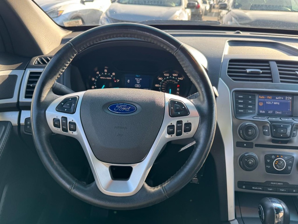 Ford Explorer Vehicle Full-screen Gallery Image 13