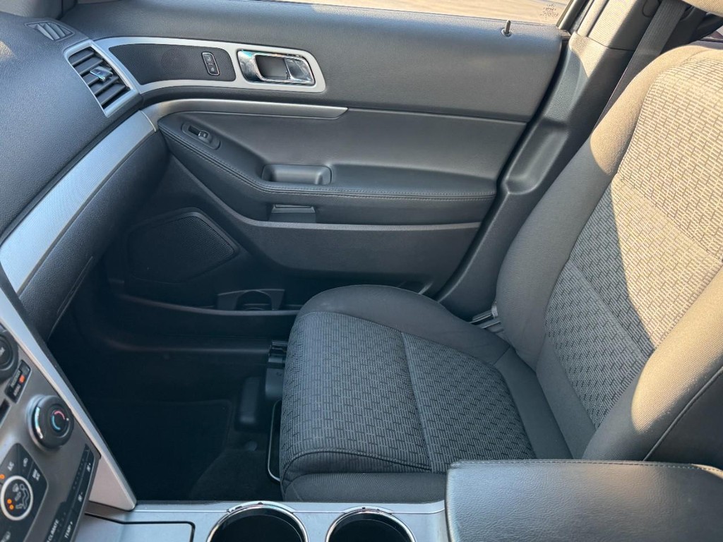 Ford Explorer Vehicle Full-screen Gallery Image 14