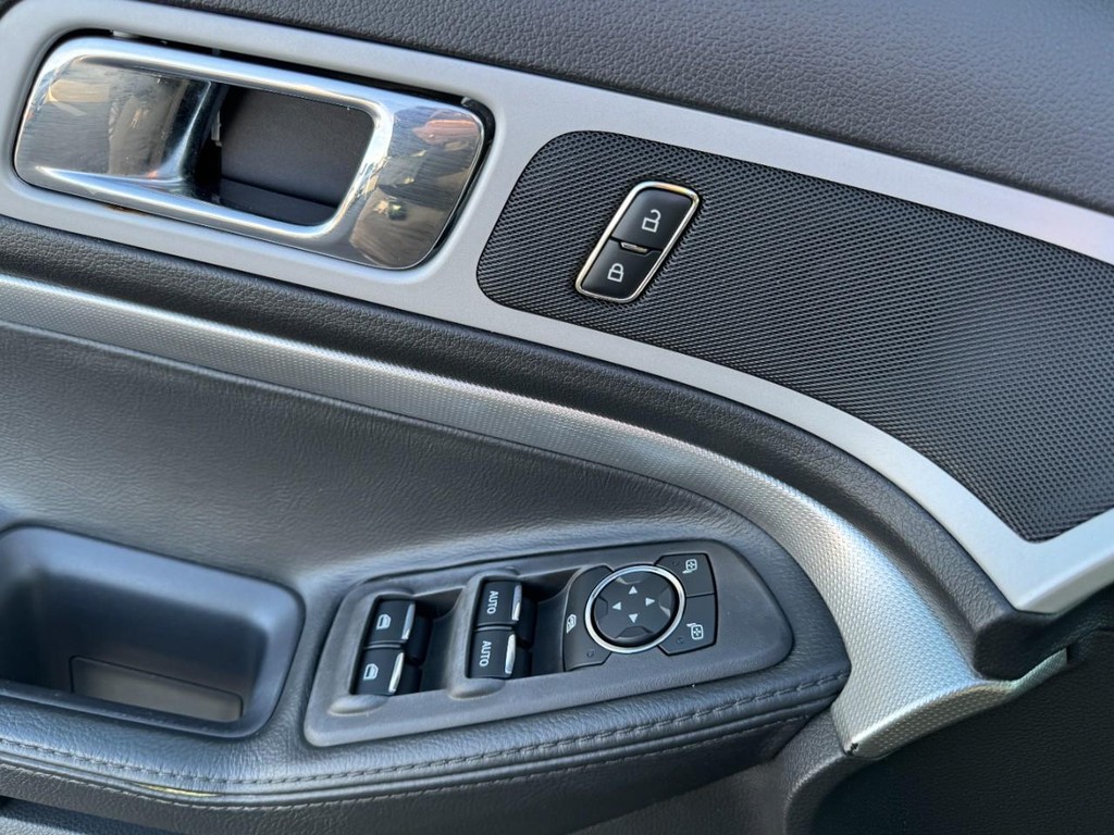 Ford Explorer Vehicle Full-screen Gallery Image 16