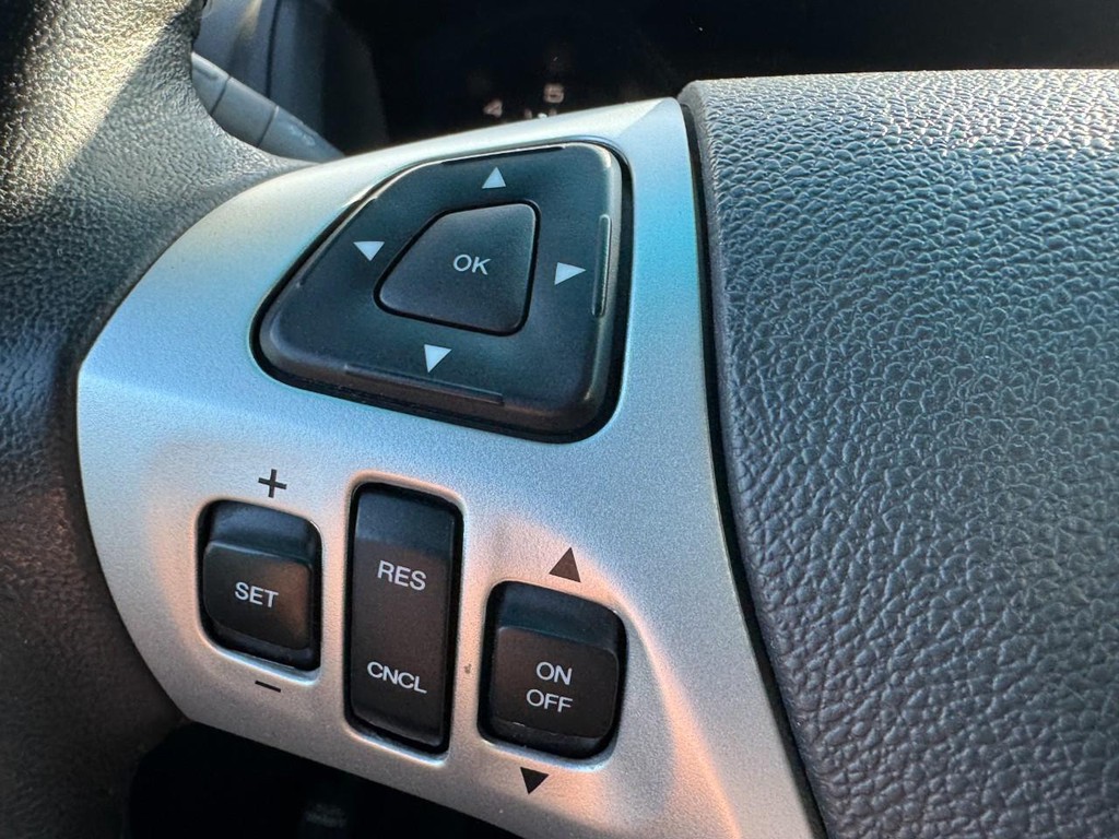 Ford Explorer Vehicle Full-screen Gallery Image 17