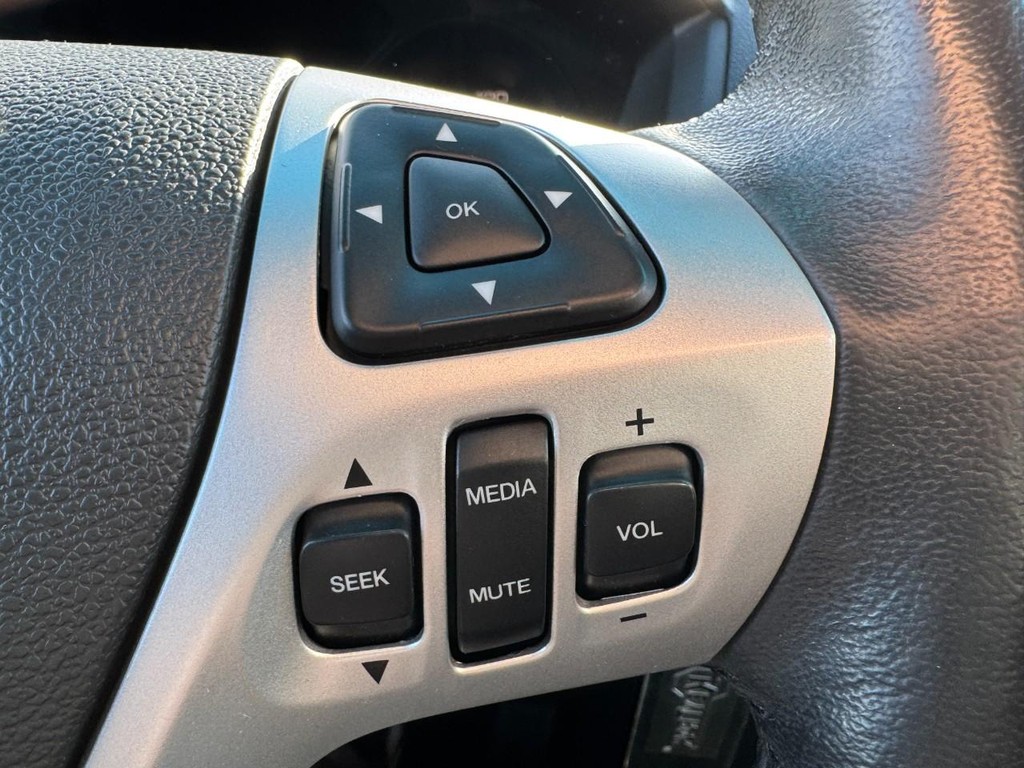 Ford Explorer Vehicle Full-screen Gallery Image 18