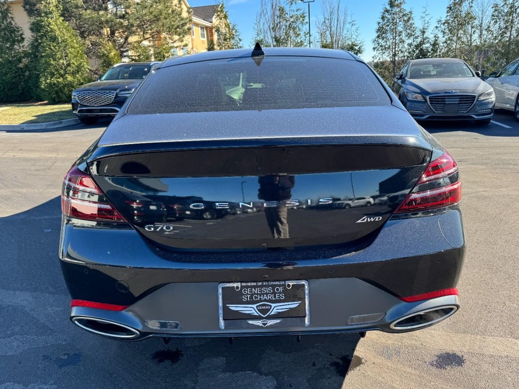 Genesis G70 Vehicle Full-screen Gallery Image 04