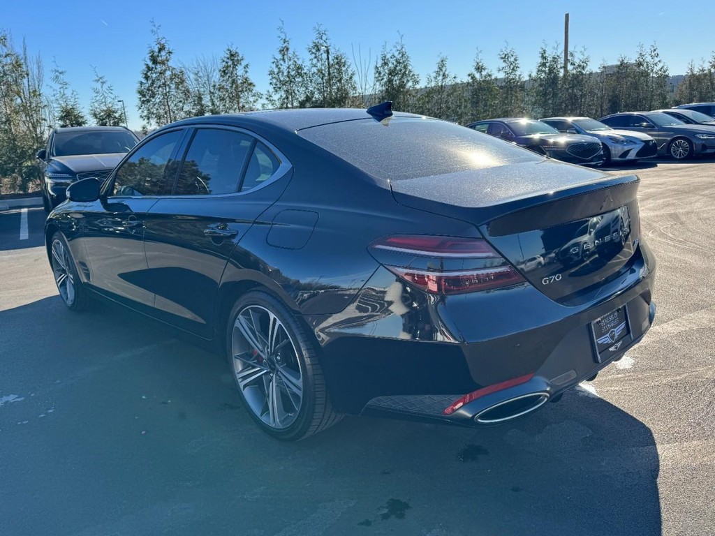 Genesis G70 Vehicle Full-screen Gallery Image 05