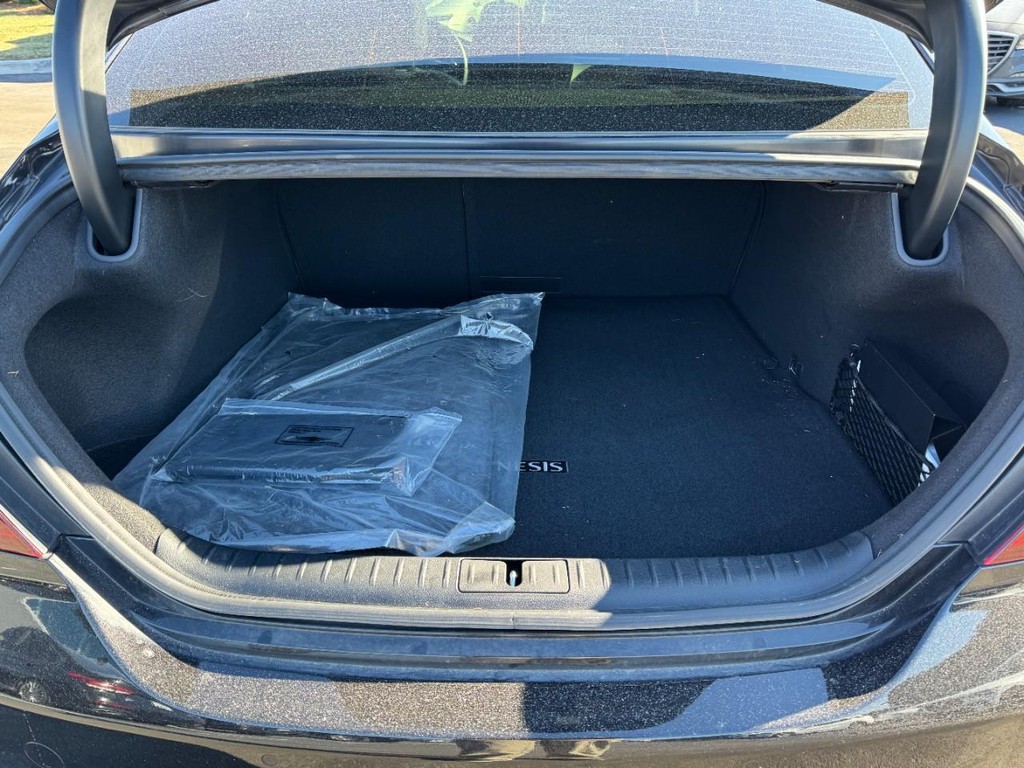 Genesis G70 Vehicle Full-screen Gallery Image 06