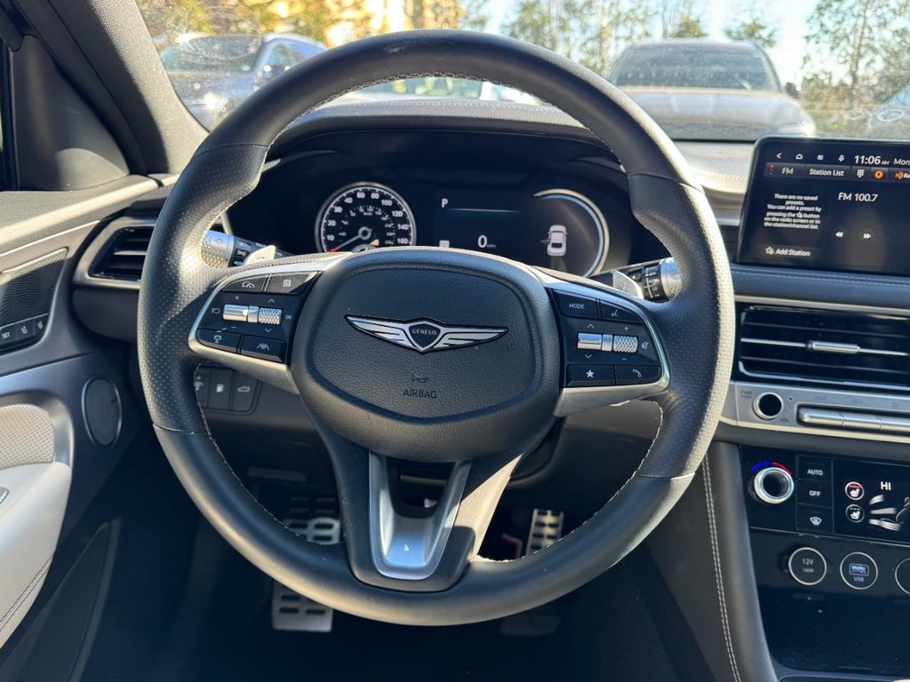 Genesis G70 Vehicle Full-screen Gallery Image 13