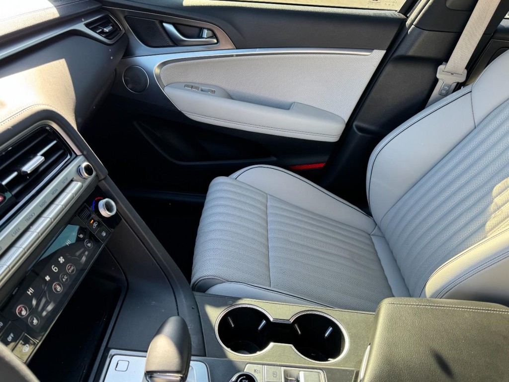 Genesis G70 Vehicle Full-screen Gallery Image 14