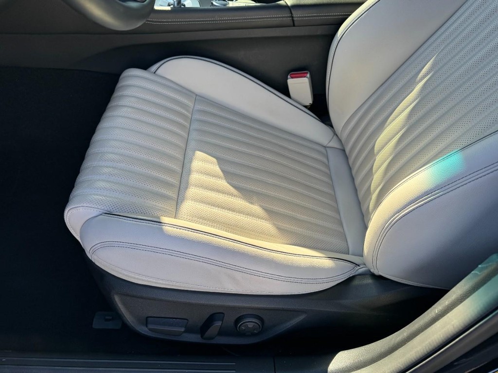 Genesis G70 Vehicle Full-screen Gallery Image 15