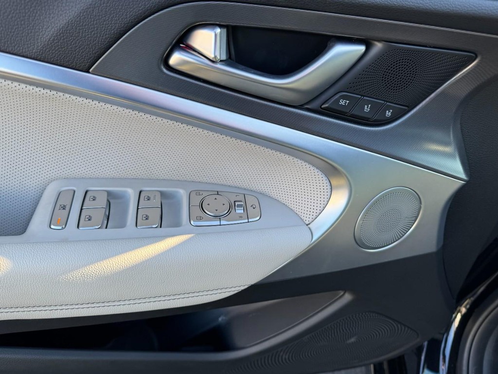 Genesis G70 Vehicle Full-screen Gallery Image 16