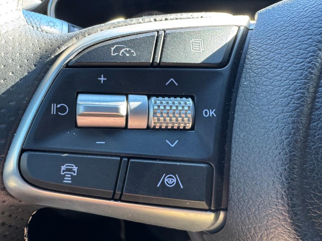 Genesis G70 Vehicle Full-screen Gallery Image 17