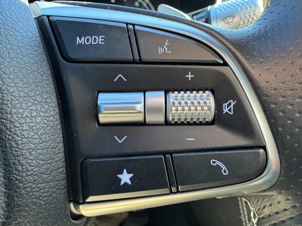 Genesis G70 Vehicle Full-screen Gallery Image 18