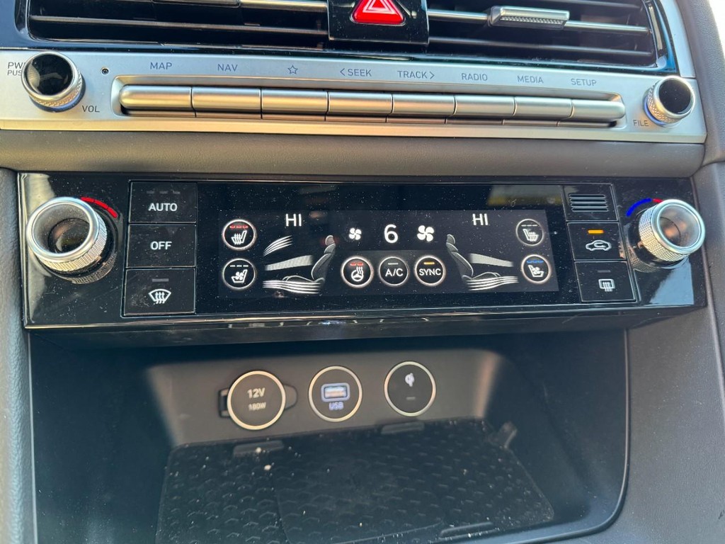 Genesis G70 Vehicle Full-screen Gallery Image 19