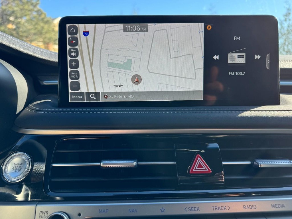 Genesis G70 Vehicle Full-screen Gallery Image 21