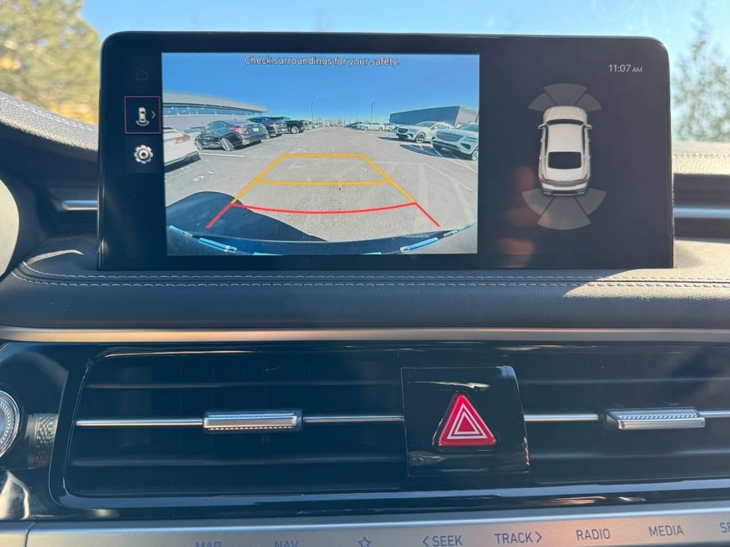 Genesis G70 Vehicle Full-screen Gallery Image 22