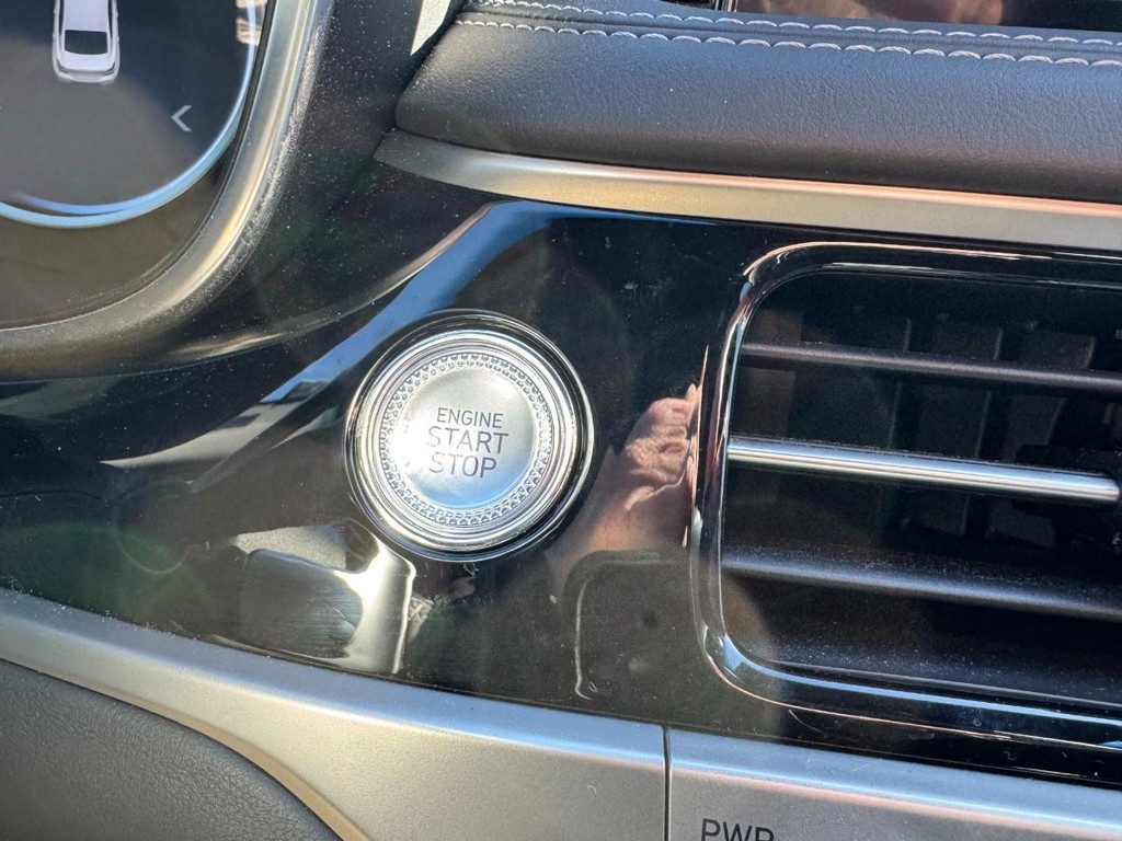 Genesis G70 Vehicle Full-screen Gallery Image 23