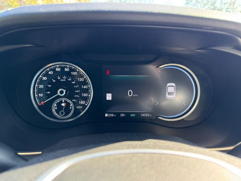 Genesis G70 Vehicle Full-screen Gallery Image 24