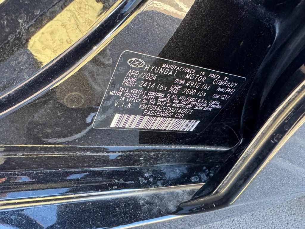 Genesis G70 Vehicle Full-screen Gallery Image 25