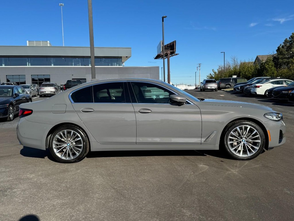 BMW 5 Series Vehicle Full-screen Gallery Image 02