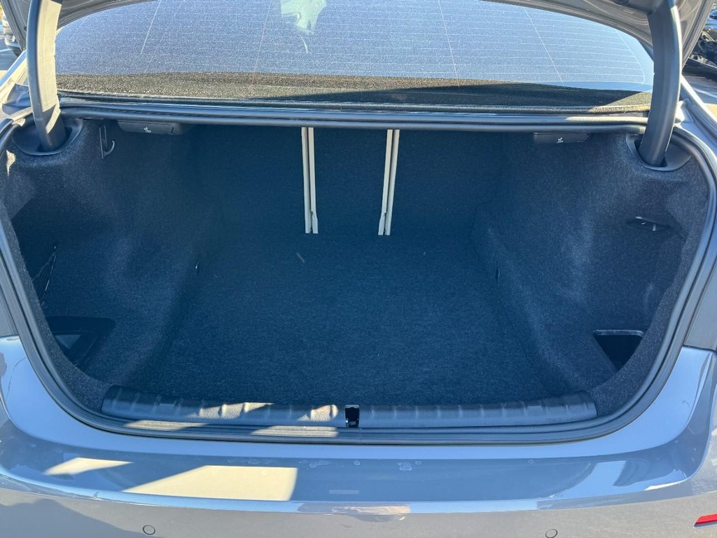 BMW 5 Series Vehicle Full-screen Gallery Image 06