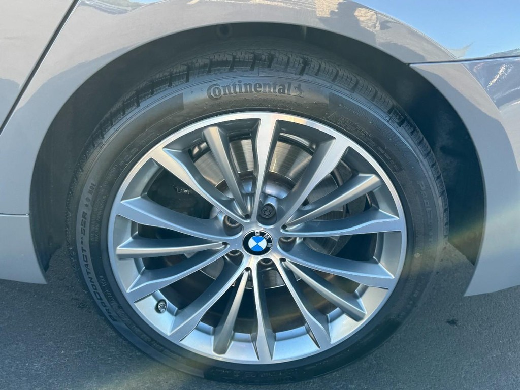 BMW 5 Series Vehicle Full-screen Gallery Image 07