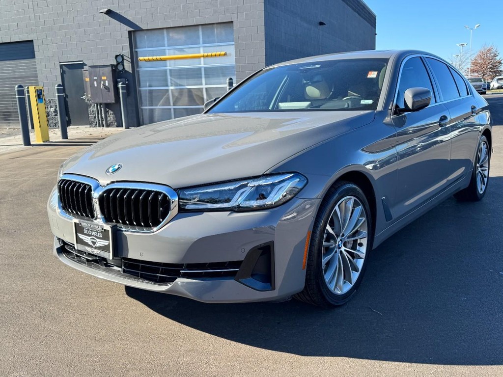 BMW 5 Series Vehicle Full-screen Gallery Image 08