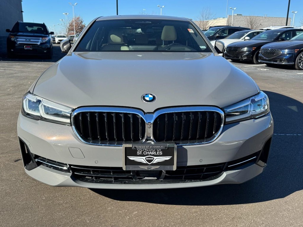 BMW 5 Series Vehicle Full-screen Gallery Image 09