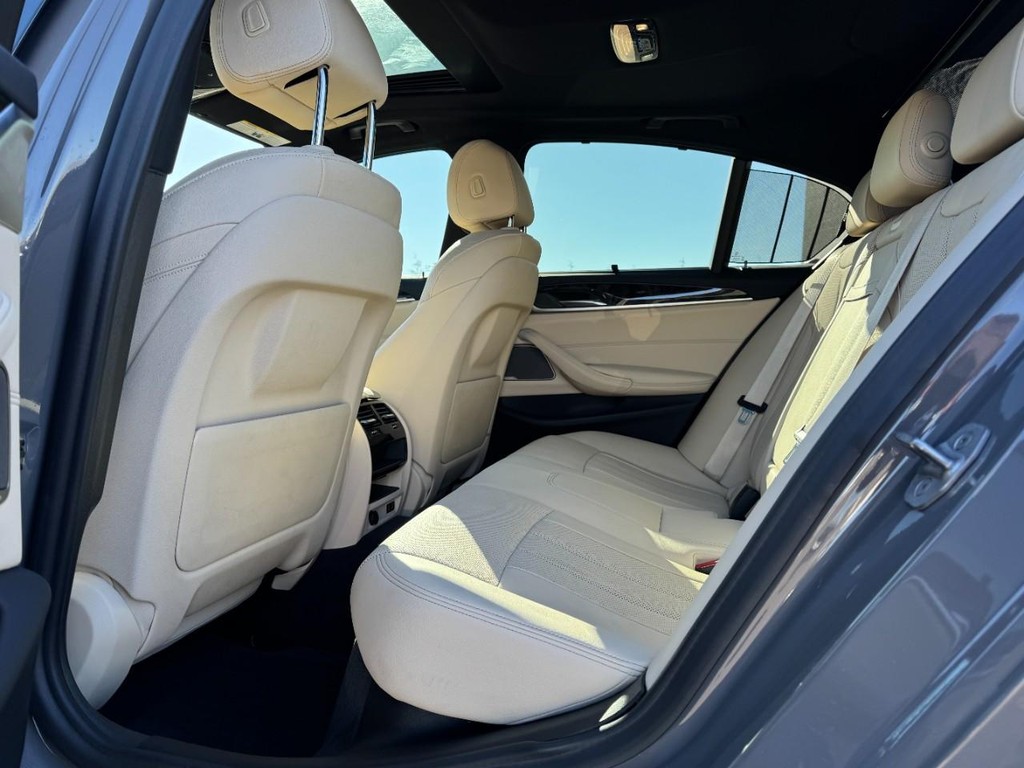 BMW 5 Series Vehicle Full-screen Gallery Image 10