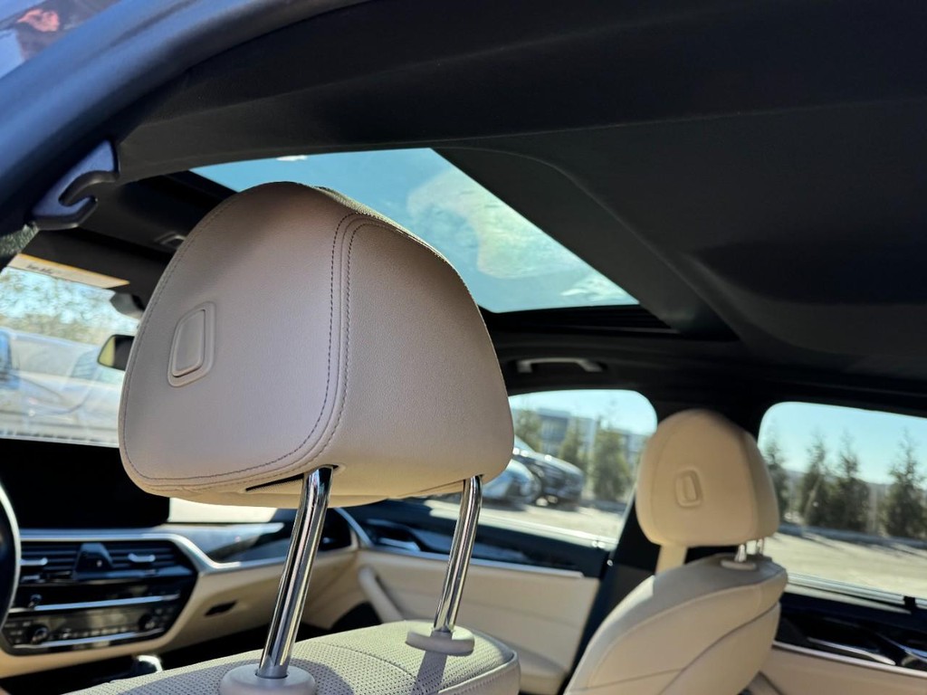 BMW 5 Series Vehicle Full-screen Gallery Image 11