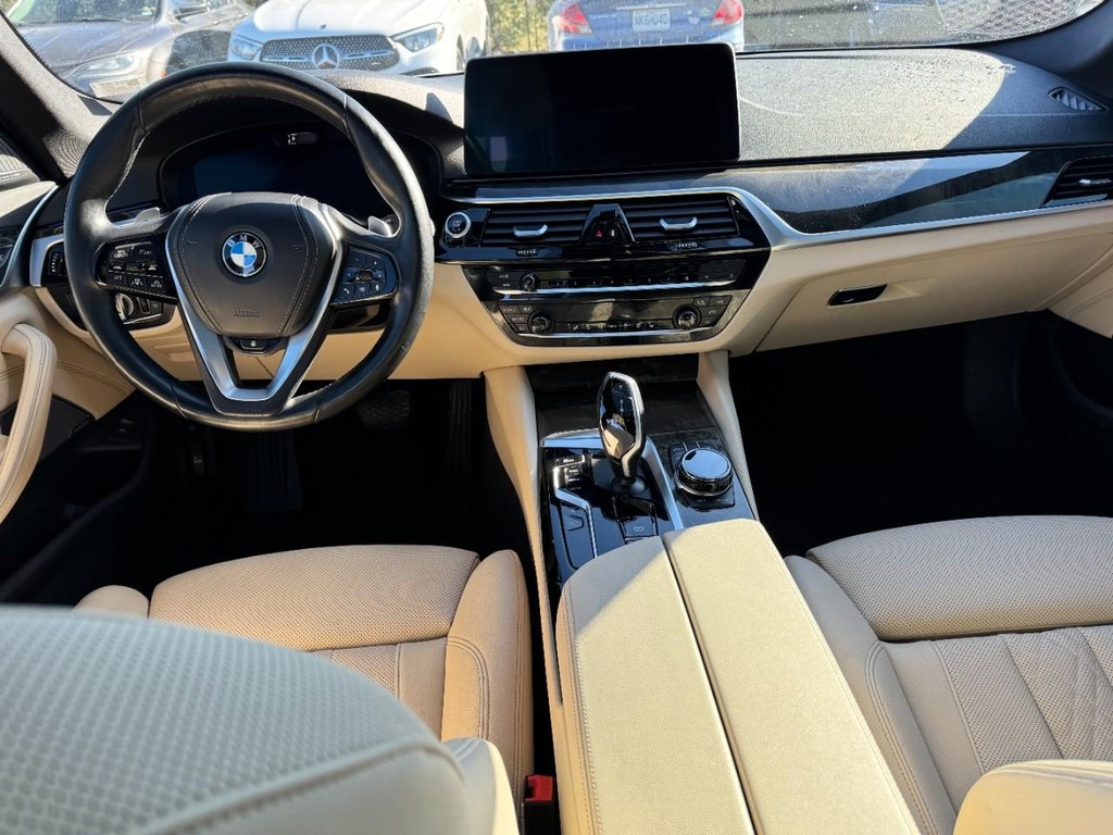 BMW 5 Series Vehicle Full-screen Gallery Image 12