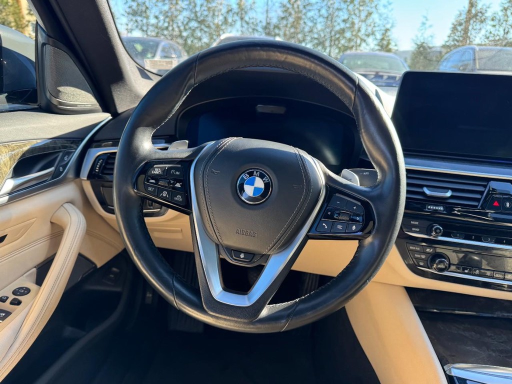 BMW 5 Series Vehicle Full-screen Gallery Image 13