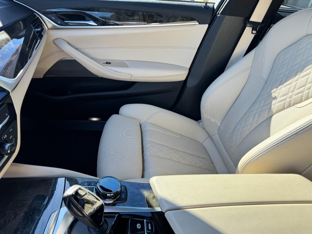 BMW 5 Series Vehicle Full-screen Gallery Image 14