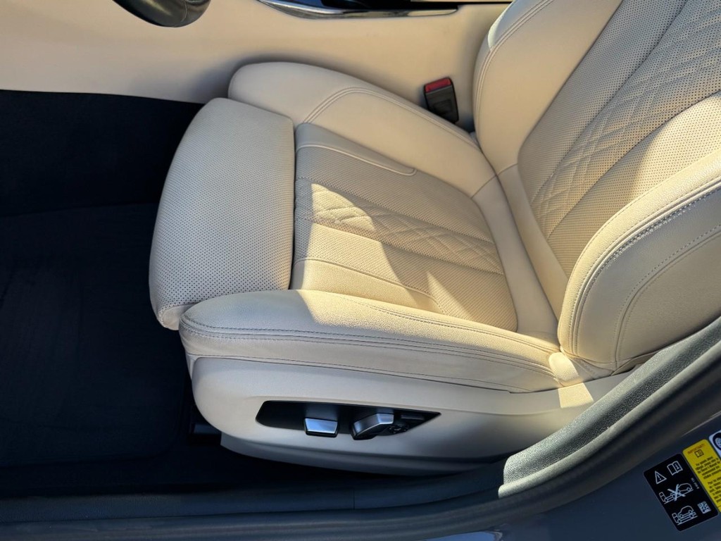 BMW 5 Series Vehicle Full-screen Gallery Image 15