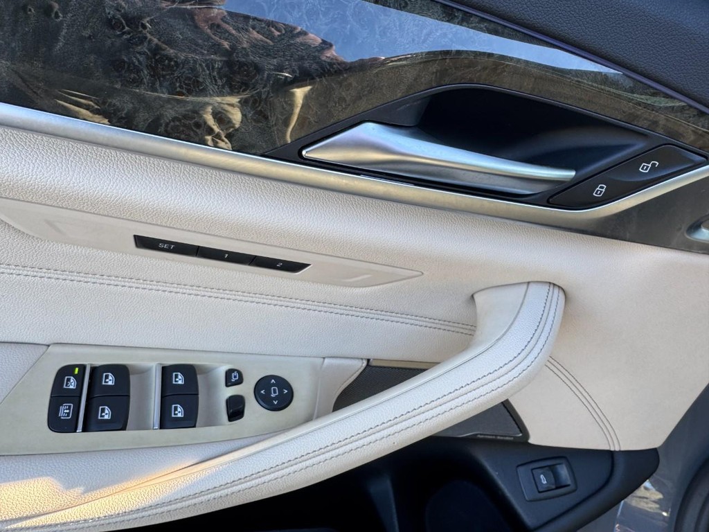 BMW 5 Series Vehicle Full-screen Gallery Image 16