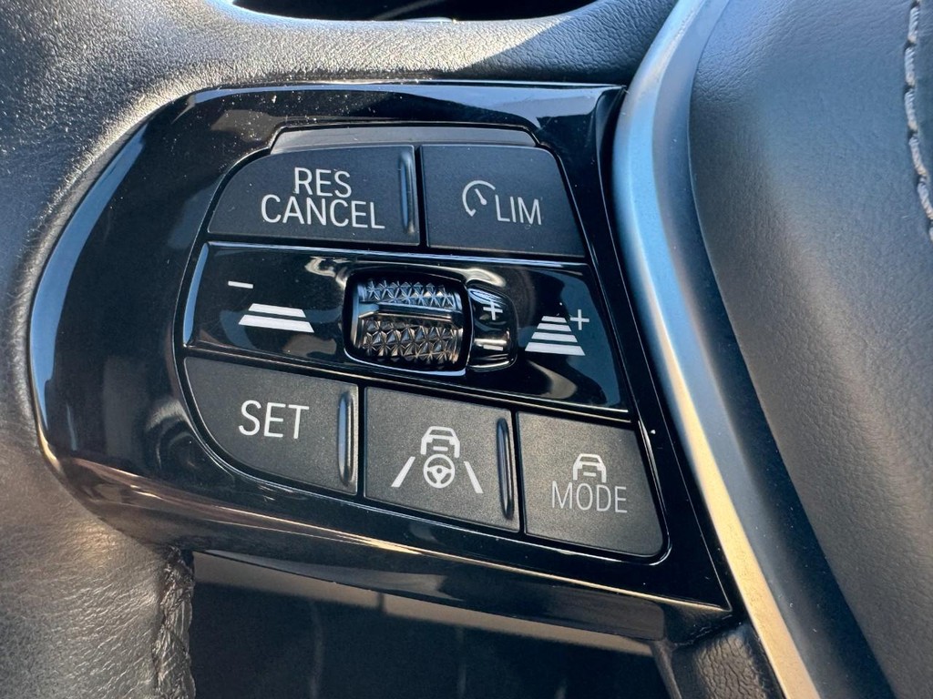 BMW 5 Series Vehicle Full-screen Gallery Image 17