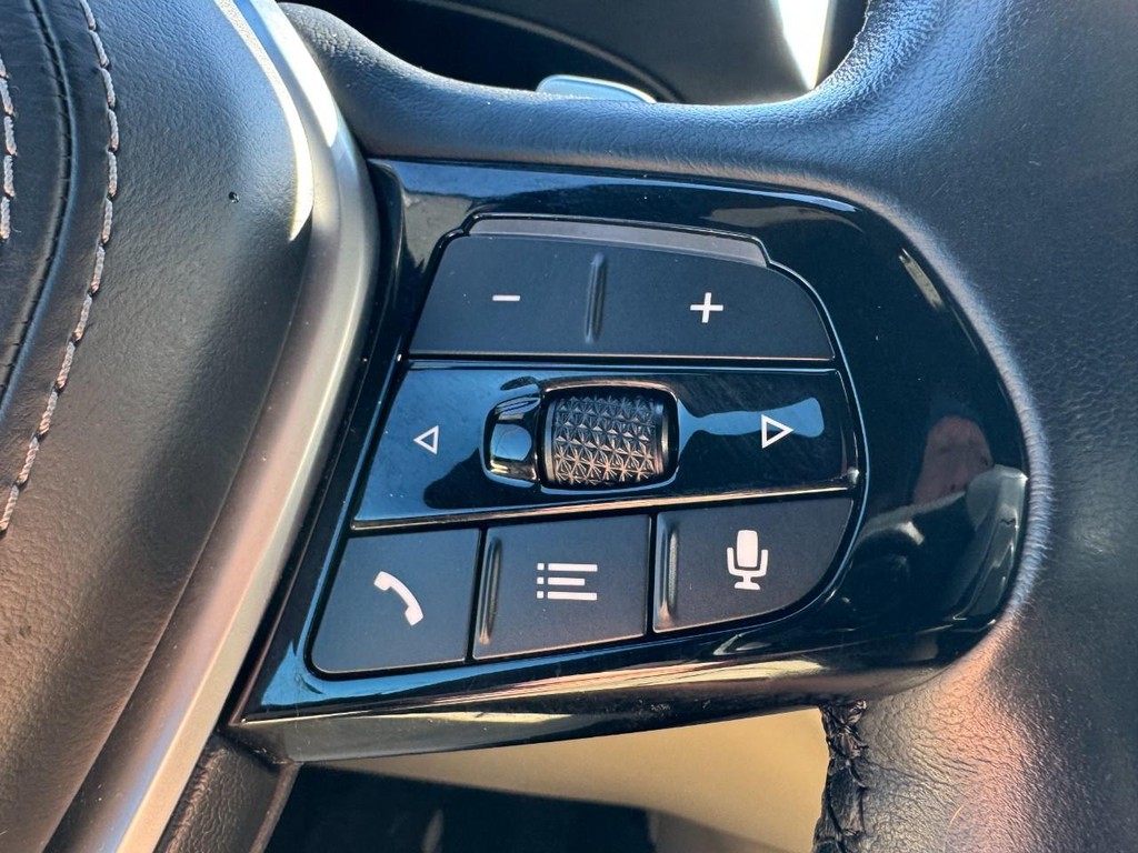 BMW 5 Series Vehicle Full-screen Gallery Image 18