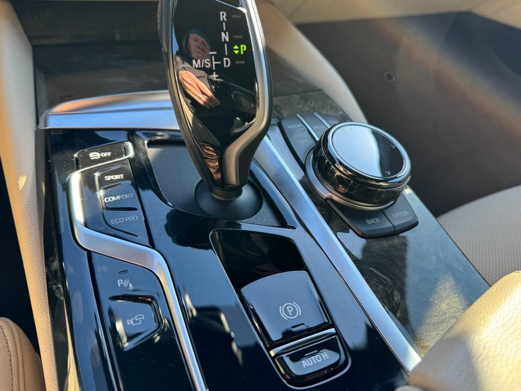 BMW 5 Series Vehicle Full-screen Gallery Image 19