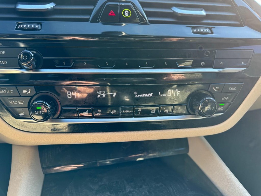 BMW 5 Series Vehicle Full-screen Gallery Image 20